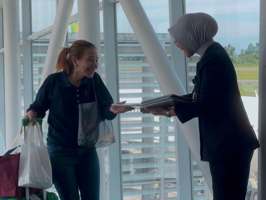 Sambut Mudik Lebaran, Garuda Indonesia Bagikan Suvenir ke Penumpang Kaltim