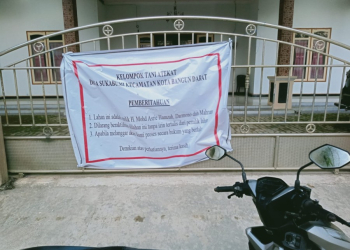 Spanduk Sengketa Dipindah Dini Hari, Warga Duga Ada Intimidasi Oknum Polisi