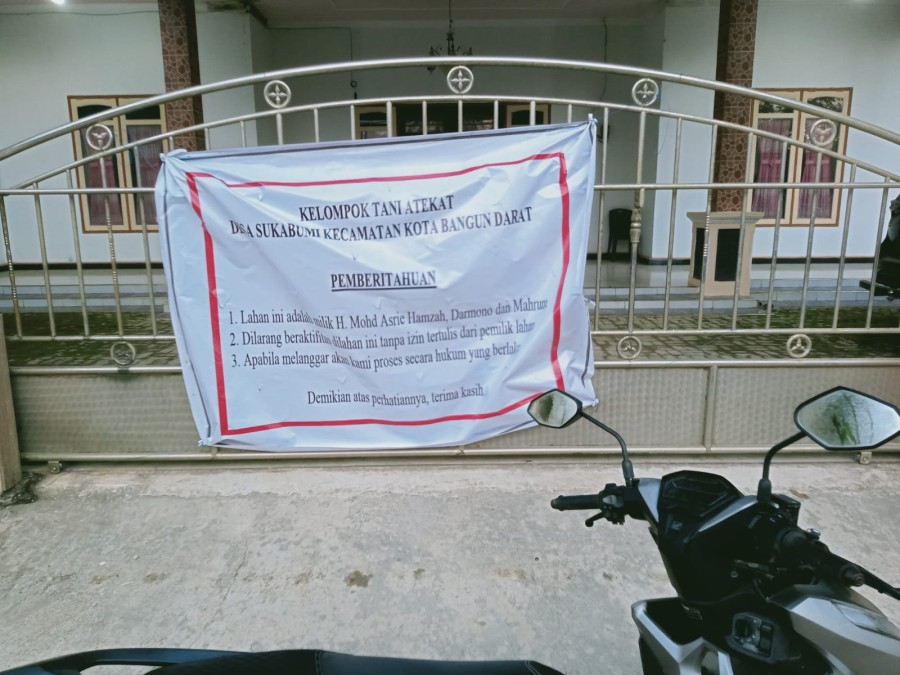 Spanduk Sengketa Dipindah Dini Hari, Warga Duga Ada Intimidasi Oknum Polisi