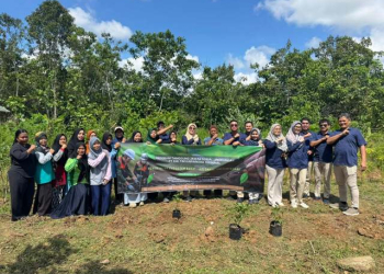 PT KKT Salurkan Bantuan Bibit, Pupuk, dan Pompa Air ke Kelompok Tani Kariangau Balikpapan