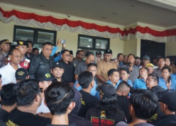 Desakan Mundur Ketua DPRD Kukar Menggema, Aksi Massa Nyaris Ricuh