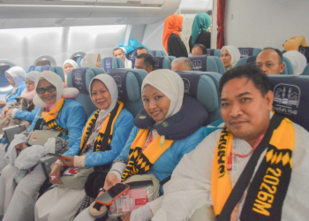 Menteri Haji Lepas Kloter 10 di Balikpapan, 360 Jemaah Sulawesi Tengah Terbang ke Tanah Suci dengan Garuda Indonesia