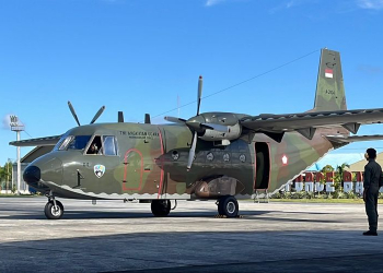 TNI AU Terbangkan 5 Ton Bantuan ke Krayan, Ratusan Warga Perbatasan Indonesia-Malaysia Dapat Layanan Kesehatan