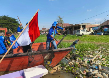 Demokrat Samarinda Bersihkan SKM, Ratusan Kader Turun Lewat Gerakan Langit Biru